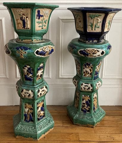 CHINE. Deux cache-pots en pendant en céramique...