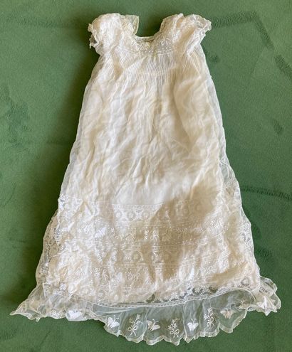 
Robe de baptême brodée de papillons et fleurs...