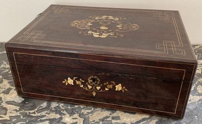 Coffret en palissandre, le couvercle marqueté...