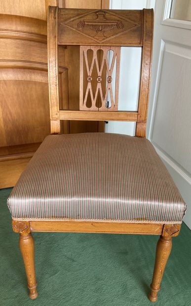 
Suite de quatre chaises en bois fruitier...