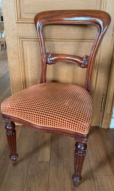 Suite de six chaises en acajou, la barrette...