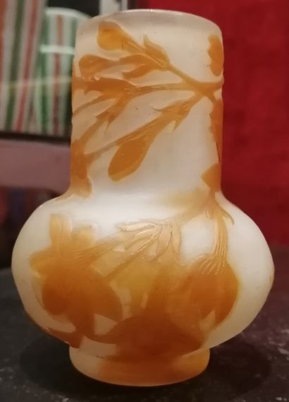 Émile GALLÉ (1864-1904). Petit vase à col...