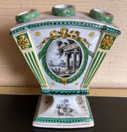 Tulipière en faïence émaillée jaune et vert....