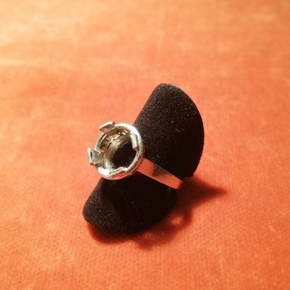 Monture de bague solitaire en platine, repercée...
