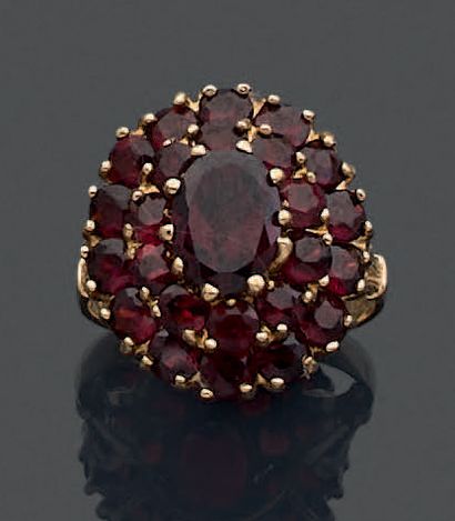 Bague en or jaune 18K (750), ornée de grenats,...