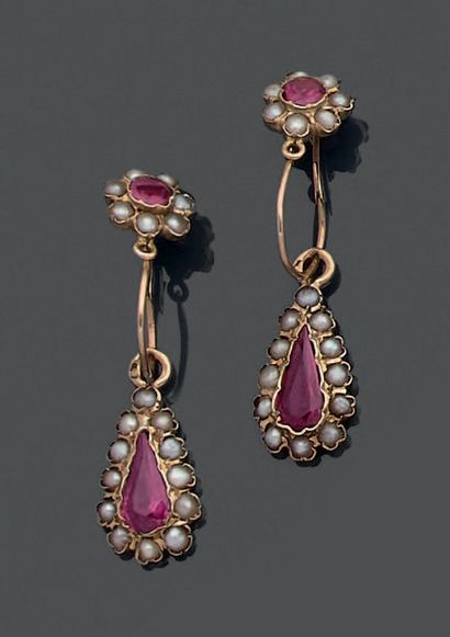 Paire de boucles d'oreille en or jaune 18K...