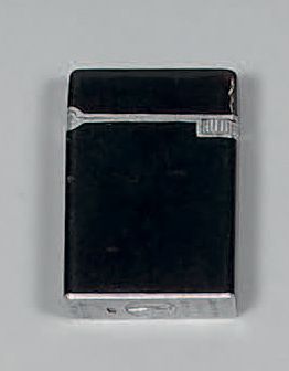 Briquet ST DUPONT en métal argenté laqué...