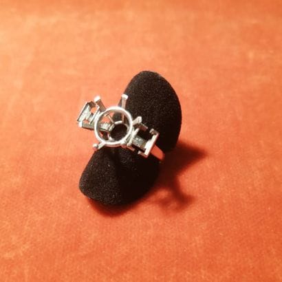Monture de bague en platine. Signée MAUBOUSSIN...