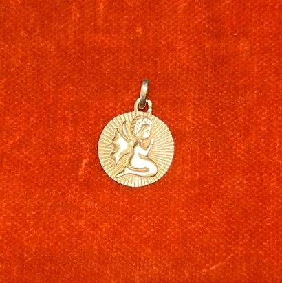 Médaille religieuse en or jaune 18K (750),...