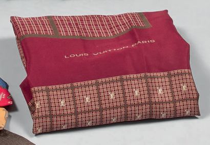 Louis VUITTON.
Foulard en soie bordeaux,...