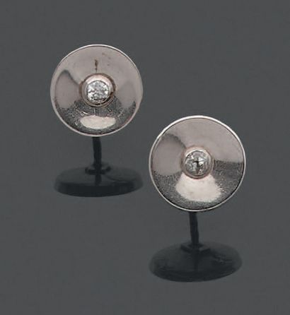 Paire de clous d'oreille en or gris et or...