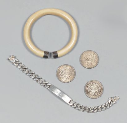 
Silver set (950), including : an identity...