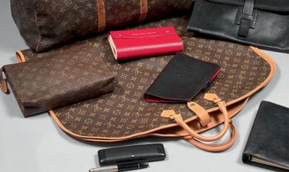 Louis VUITTON.
Travel cover in coated canvas...