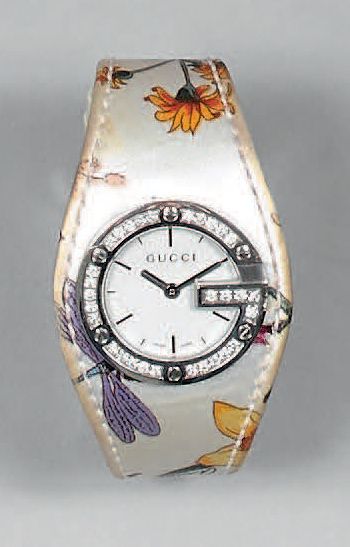 GUCCI.
Montre de dame en acier, la lunette...