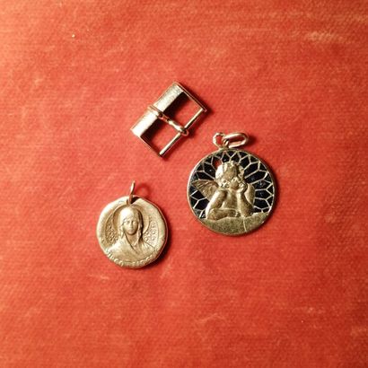 Set in 18K (750) yellow gold, comprising:...