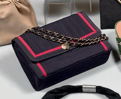 CHANEL.
Sac de cocktail en gros grain bleu...