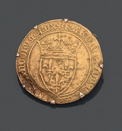 Broche en or jaune 18K (750), orné d'un écu...