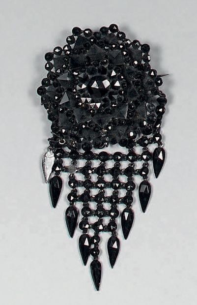 
Broche en métal laqué noir orné de huit...