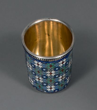 
Petit gobelet en argent (800), le col souligné...