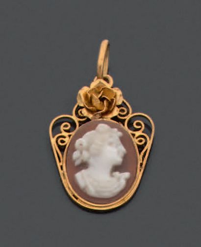 Pendentif en or jaune 18K (750), de forme...