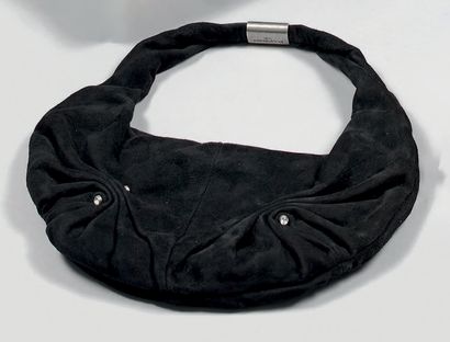 Yves SAINT-LAURENT. 
Sac en daim noir plissé...