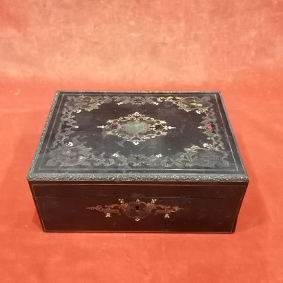 Dans un coffret marqueté de cuivre et écaille,...