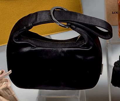 GUCCI.
Evening bag in black satin, the handle...