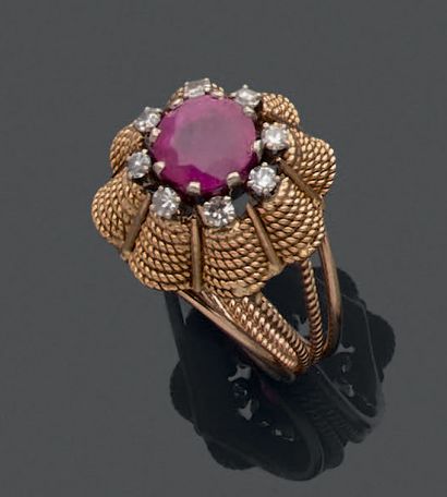 Bague en or jaune 18K (750), ornée d'un rubis...