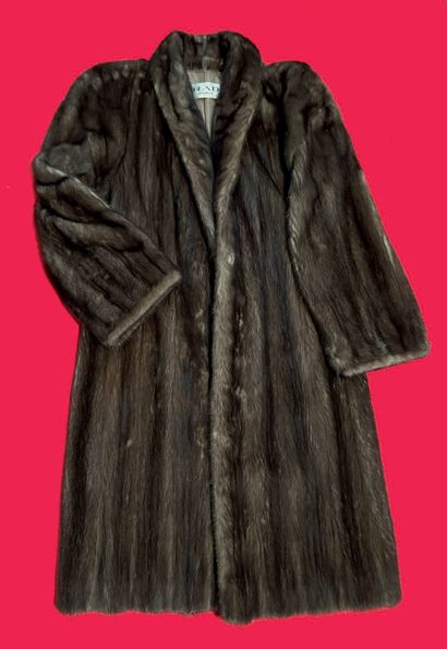RAD.
Manteau en vison brun. Taille 42. G...