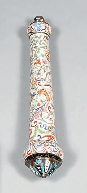 Manche en argent à décor émaillé polychrome...