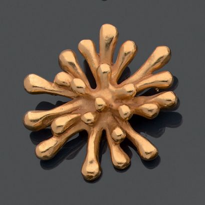 Christian LACROIX.
Brooch in gilded metal...