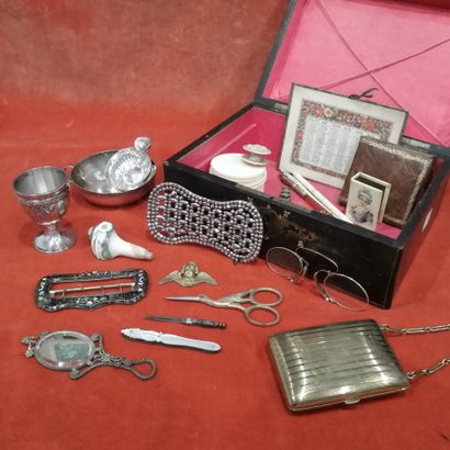 Dans un coffret marqueté de cuivre et écaille,...