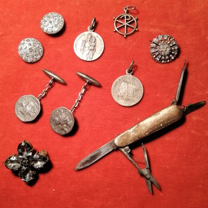 Ensemble comprenant : - en argent : une paire...