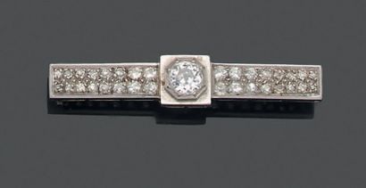 Petite broche barrette en platine et or gris...