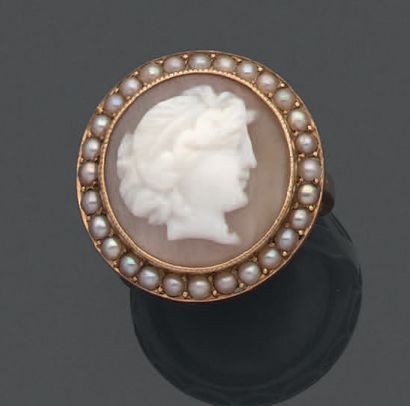 Bague en or bas-titre (poinçon ET), ornée...