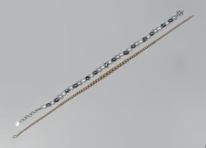 Deux colliers fantaisie : le premier formé...