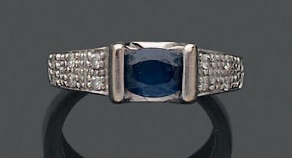 Bague en or gris 18K (750), ornée d'un saphir...