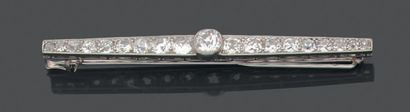 Broche barrette en platine, sertie de dix-neuf...