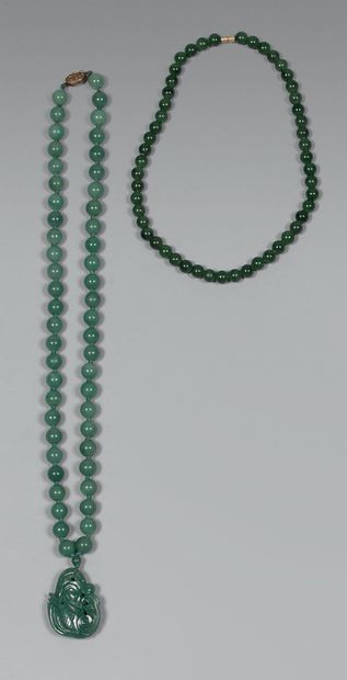 Collier en jade, formé de boules retenant...