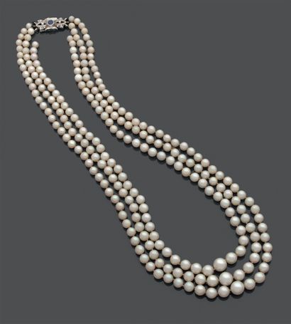 Necklace of three rows of pearls in fall,...