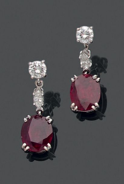 Paire de boucles d'oreille en or gris 18K...