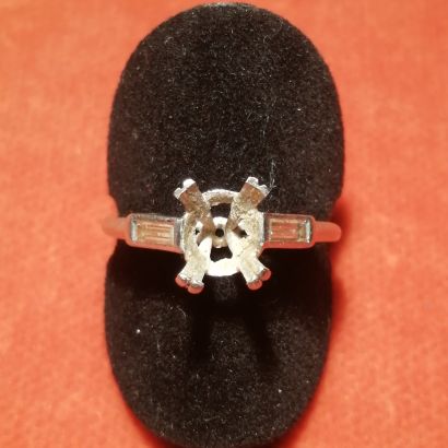 Monture de bague en or gris 18K (750), ornée...