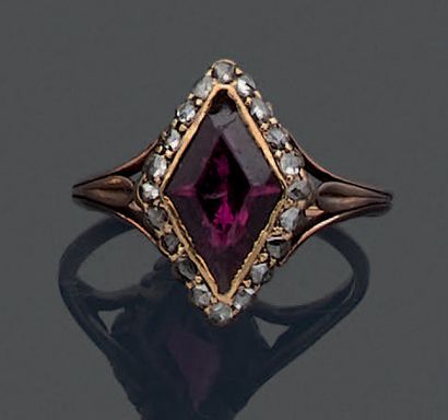 Bague en or jaune 18K (750), sertie d'un...