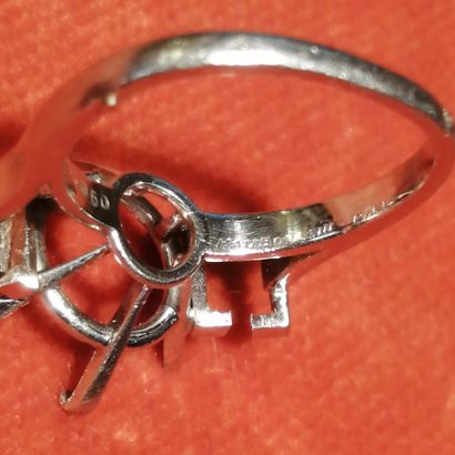 Monture de bague en platine. Signée MAUBOUSSIN...