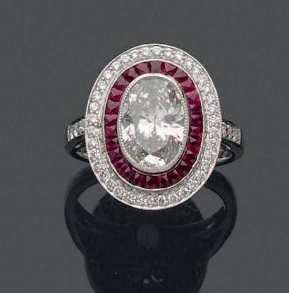 Bague en or gris 18K (750), ornée d'un diamant...