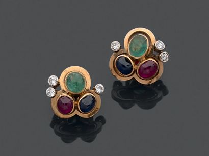 Paire de clous d'oreille en or jaune 18K...