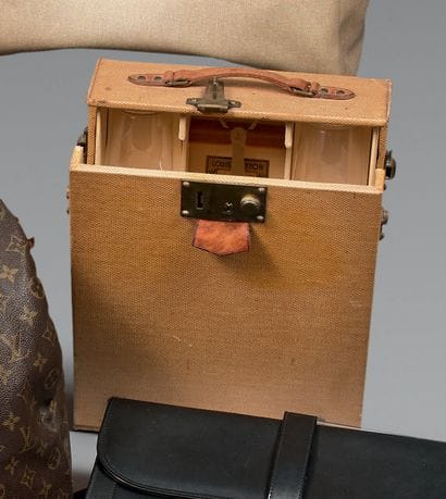 Louis VUITTON, avenue Marceau.
Portable box...