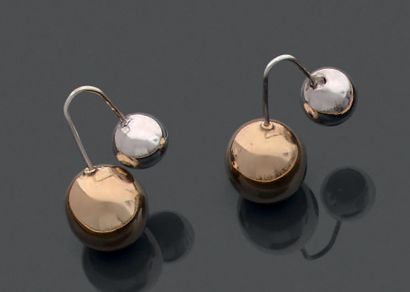 Paire de boucles d'oreille en or jaune et...