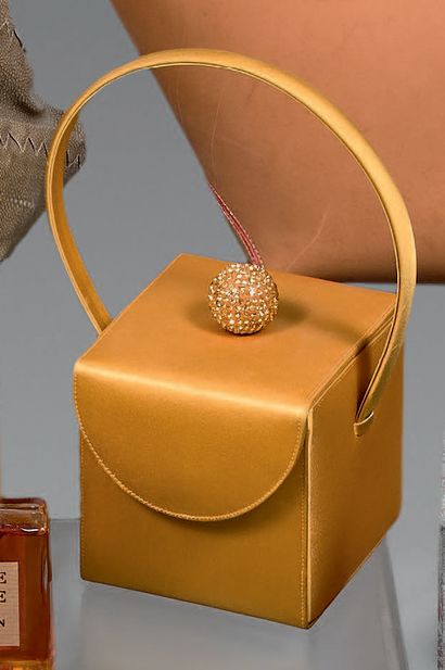 Renaud PELLEGRINO.
Evening bag of cubic shape...