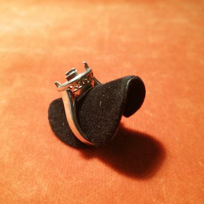 Monture de bague solitaire en platine, repercée...